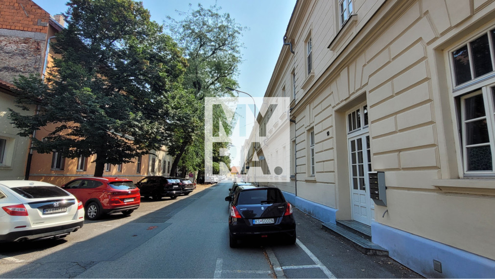 Multifunkčný priestor, prízemie, 2x parkovanie, 94 m2, klimatizácia, Baštová ulica, centrum mesta