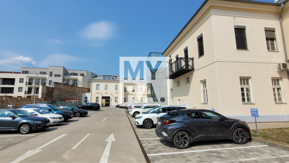 Multifunkčný priestor, prízemie, 2x parkovanie, 94 m2, klimatizácia, Baštová ulica, centrum mesta
