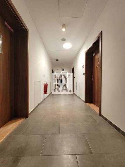 Multifunkčný kancelársky holopriestor s vlastnou kúpeľňou