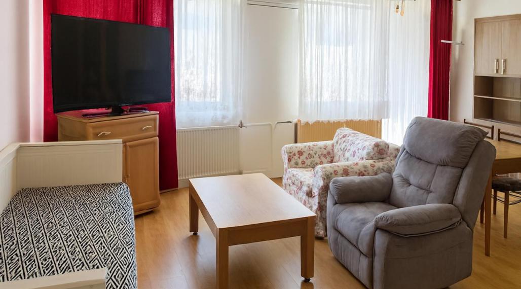 3. izb. byt, Košťova ul., 6 m2 loggia, pražský typ, blízko centra