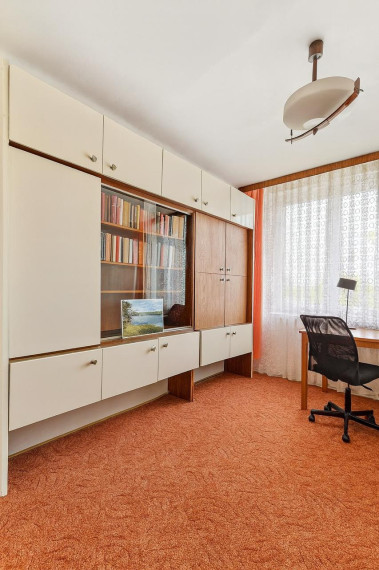 3. izb. byt, Košťova ul., 6 m2 loggia, pražský typ, blízko centra