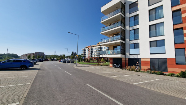 Pekný, nový byt s parkovacím miestom